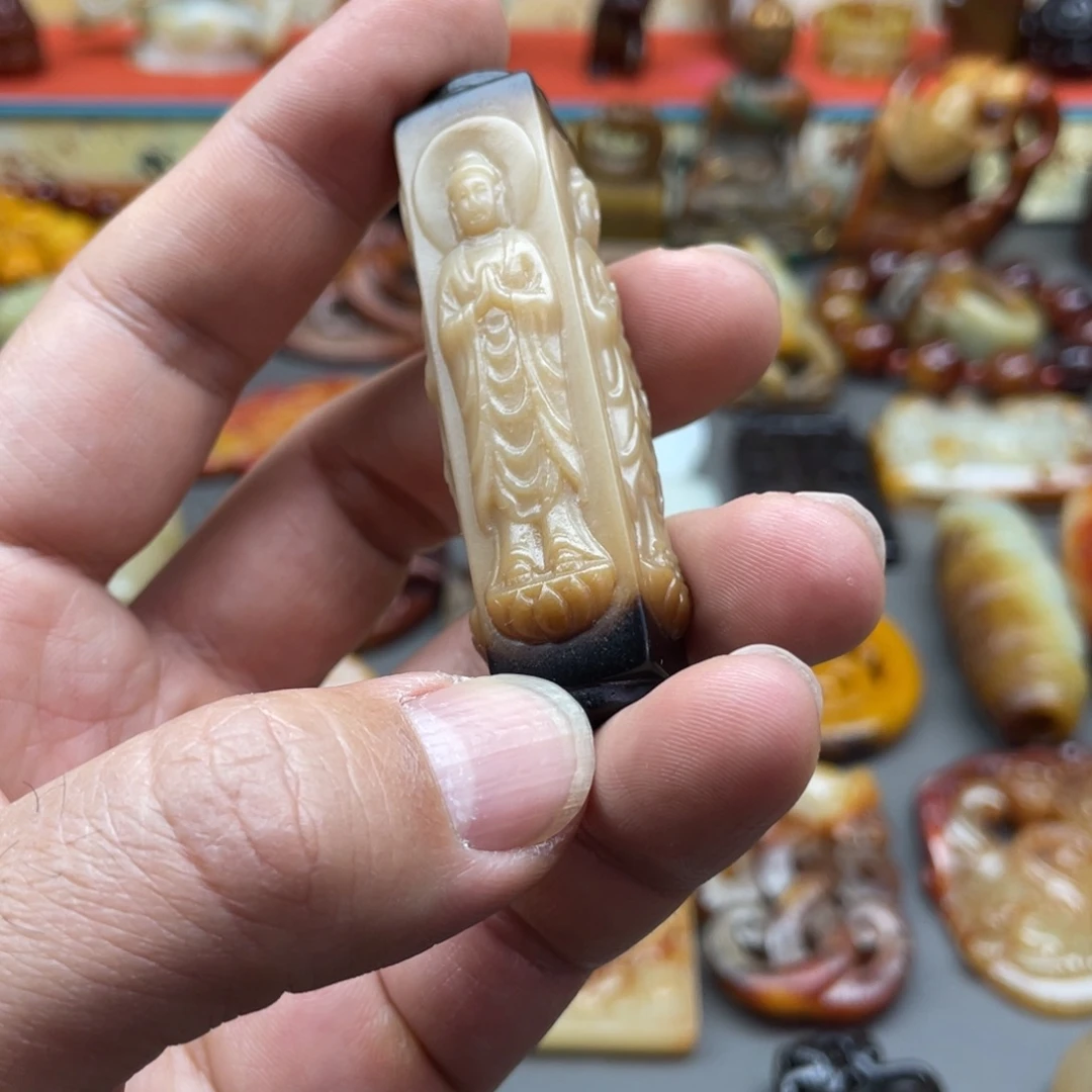 知***足和田玉未镶嵌颈饰