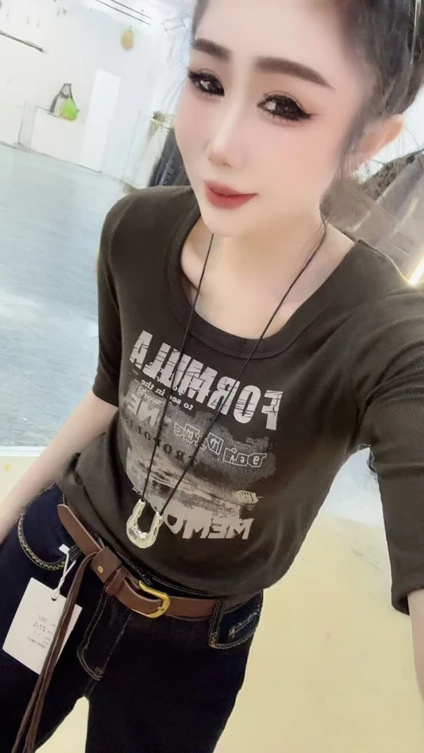 01洋气短袖耐磨T恤抗皱卡通字母修身U型领