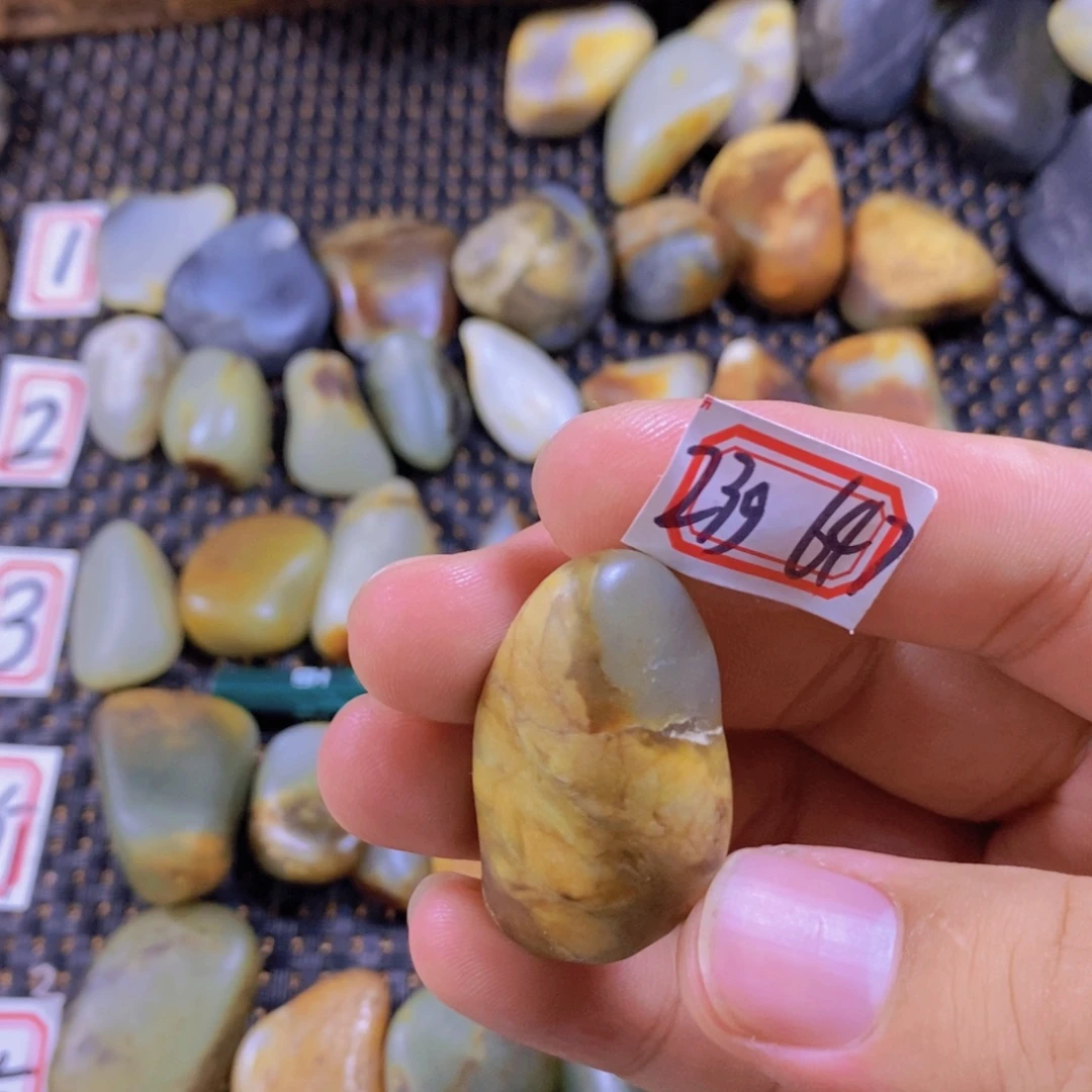 颈饰未镶嵌和田玉（糖玉）