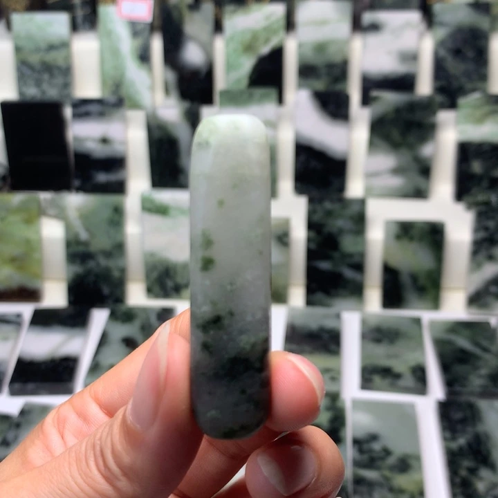 独山玉颈饰未镶嵌