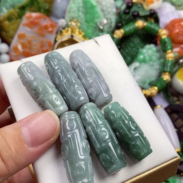 彩***姐翡翠未镶嵌吊坠(赠链)