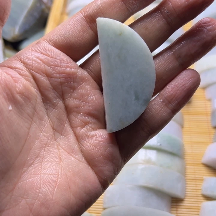 冷***吹和田玉未镶嵌珠宝半成品