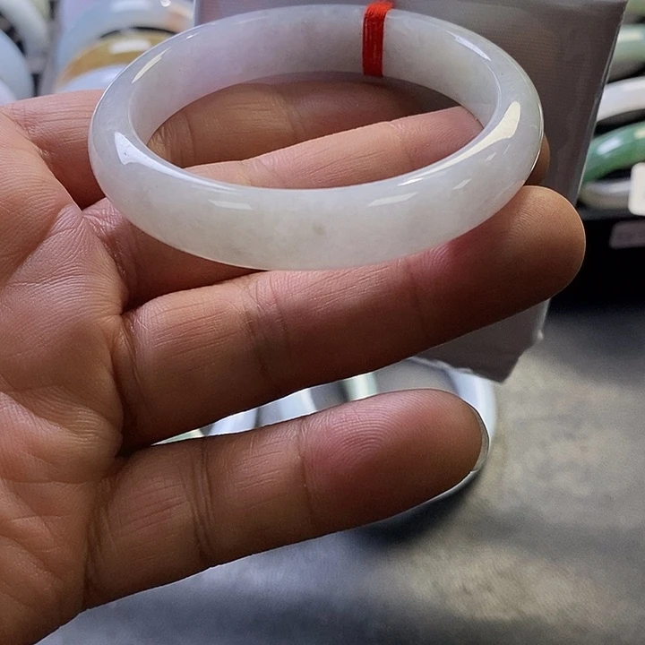 翡翠未镶嵌手镯1、正