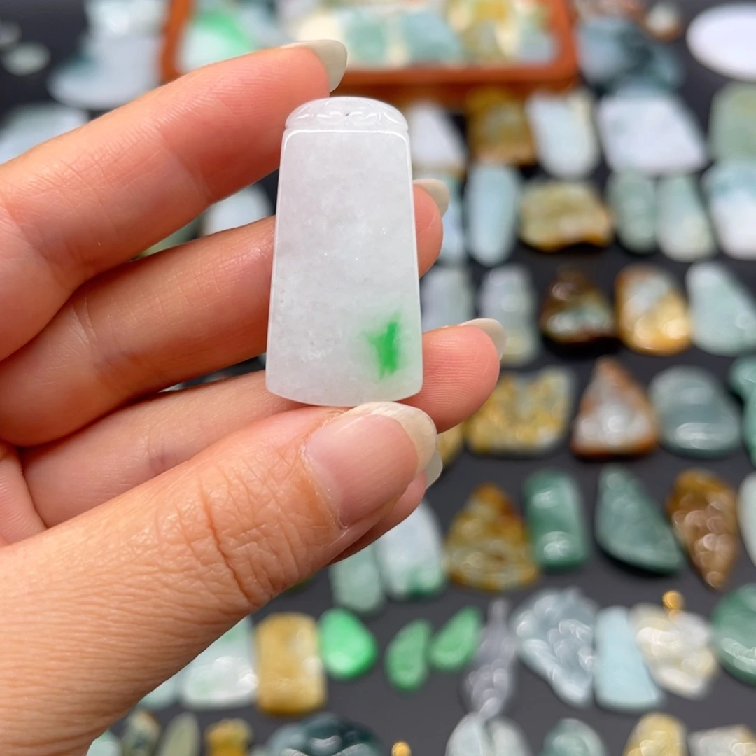 翡翠未镶嵌颈饰无事牌