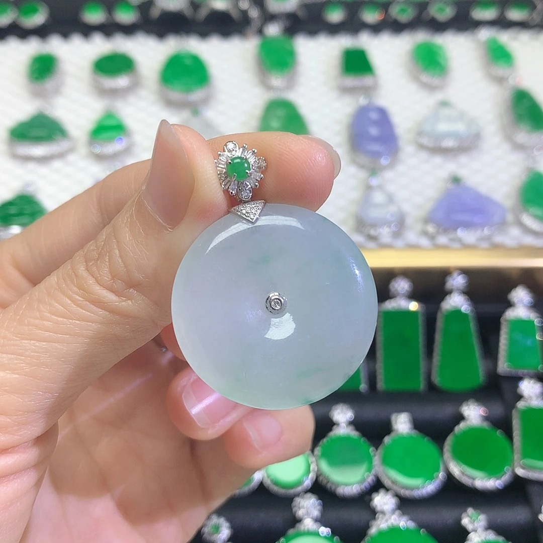 颈饰18K金镶嵌翡翠吊坠