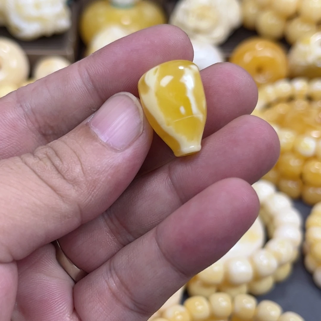 天***宝琥珀未镶嵌手串三通