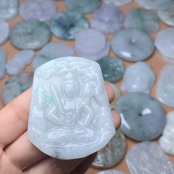 翡翠未镶嵌颈饰虚空藏菩萨