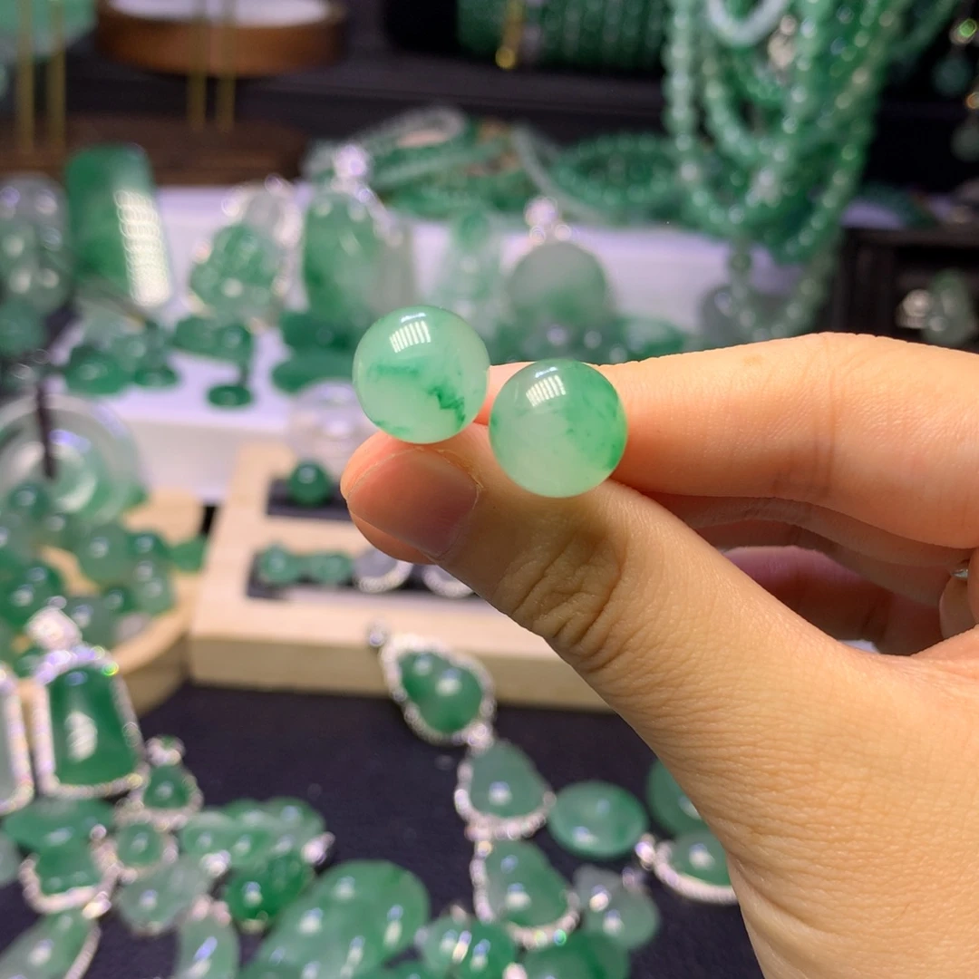 欣***贝石英质玉（非洲翠）未镶嵌颈饰