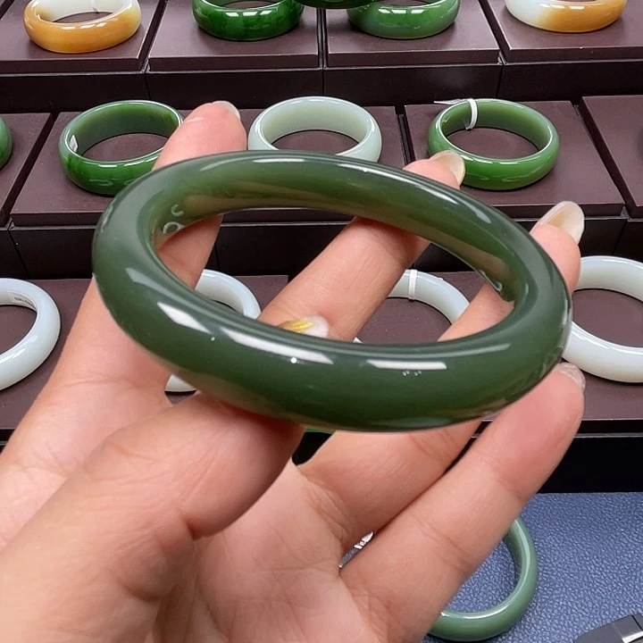 和田玉未镶嵌手镯