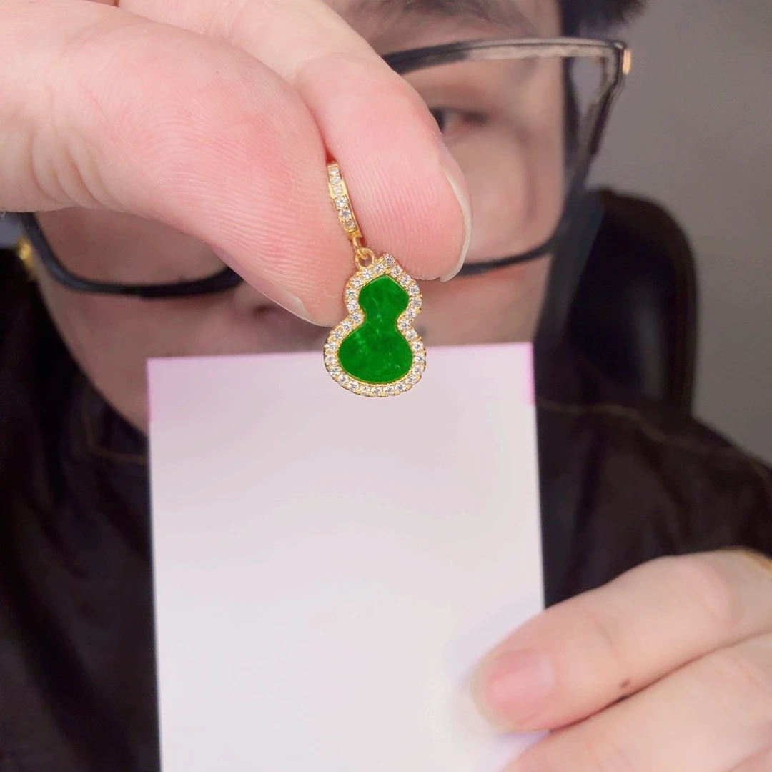 翡翠未镶嵌颈饰一件