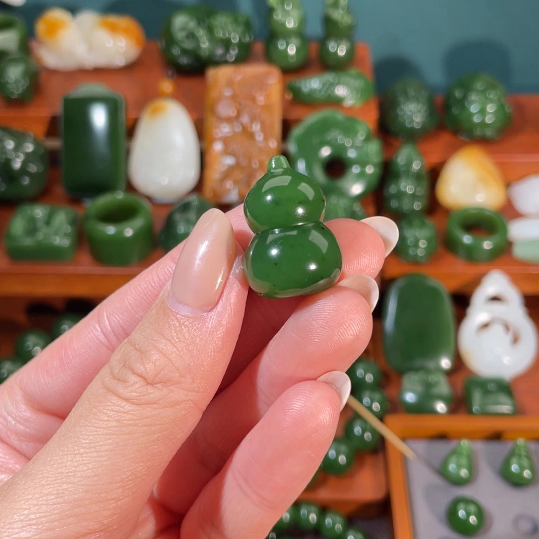 谢***拉和田玉未镶嵌颈饰