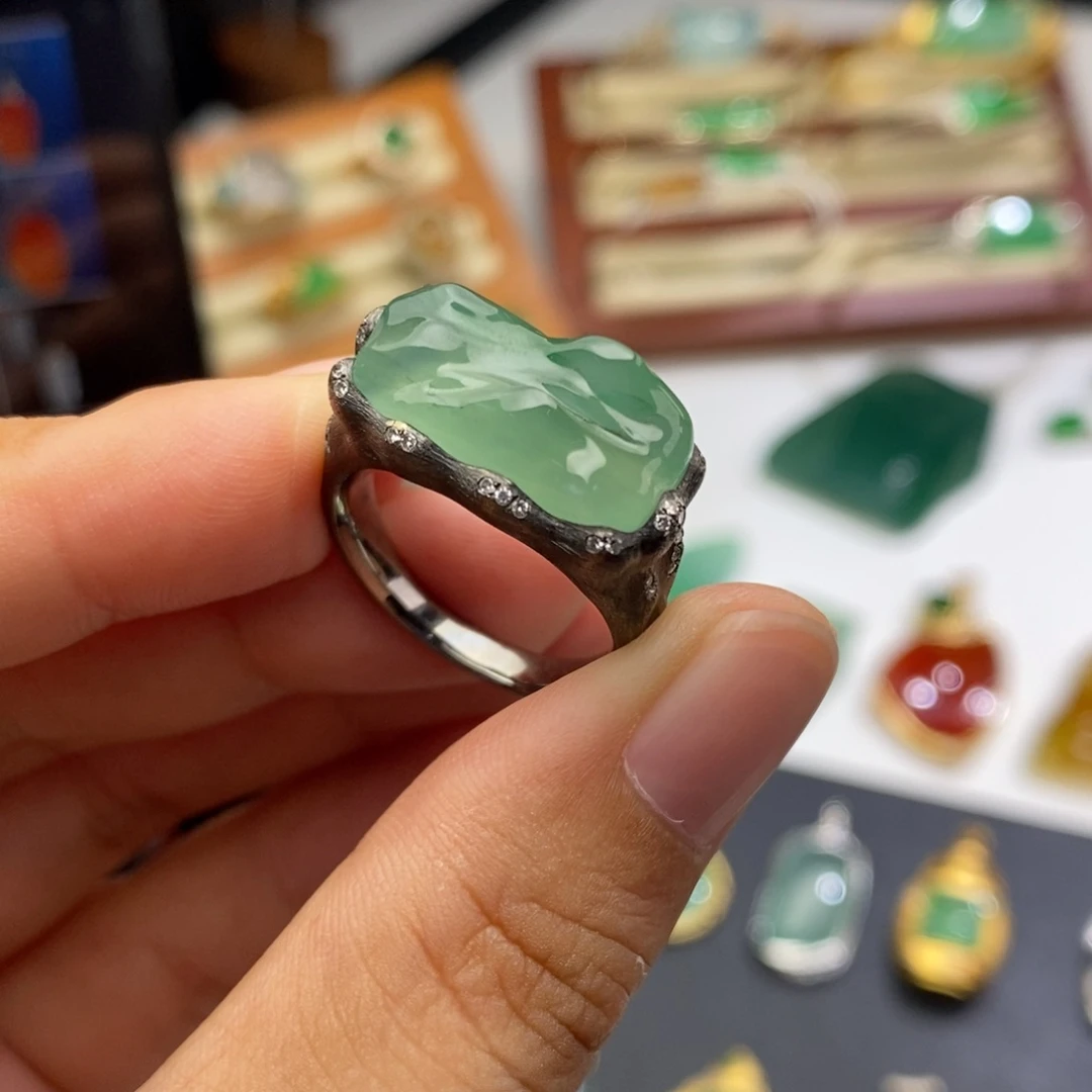 J***h翡翠18K金镶嵌戒指  远山戒