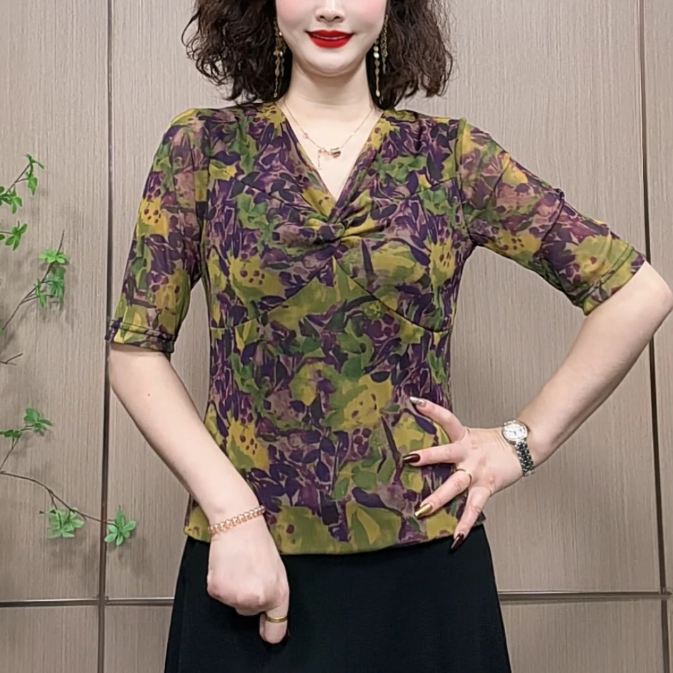 时髦高品质夏季中袖减龄时尚洋气百搭气质显瘦V领印花T恤小衫女
