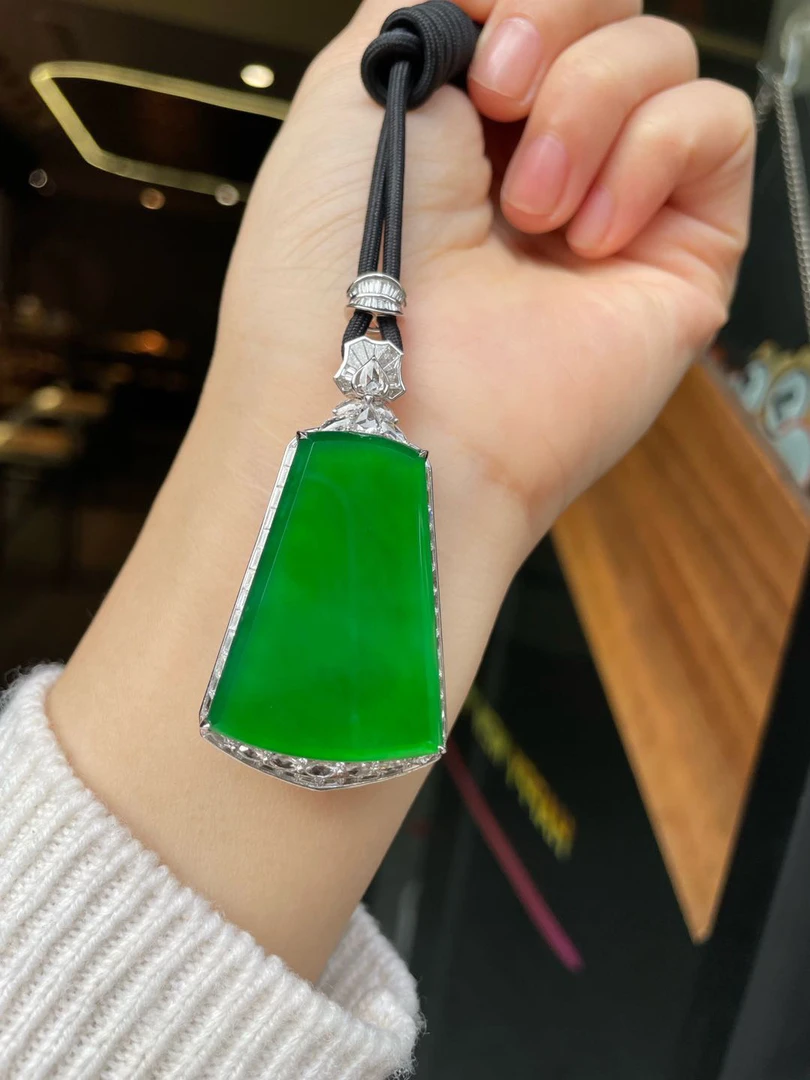 缅甸翡翠A货 帝王绿高冰无事牌吊坠 可毕业可收藏