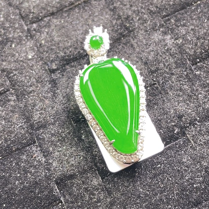 翡翠未镶嵌颈饰06