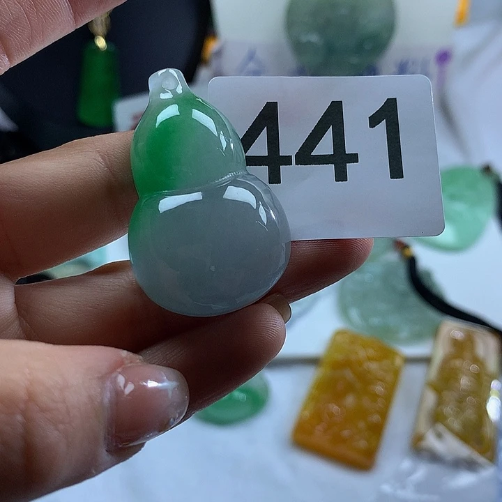 翡翠未镶嵌吊坠(赠链)