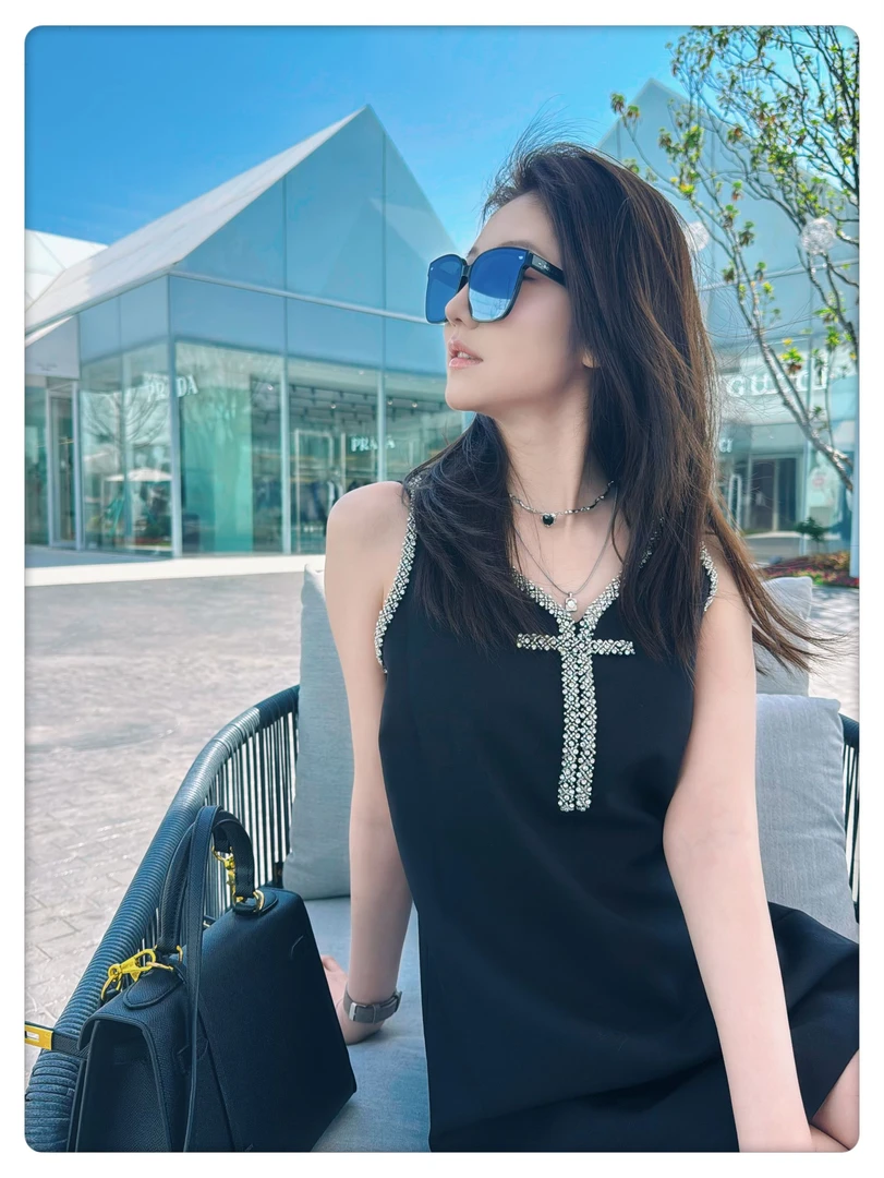 谬家风黑色V领镶钻蝴蝶结无袖裙高级感显瘦轻奢蕾丝时尚轻奢夏季