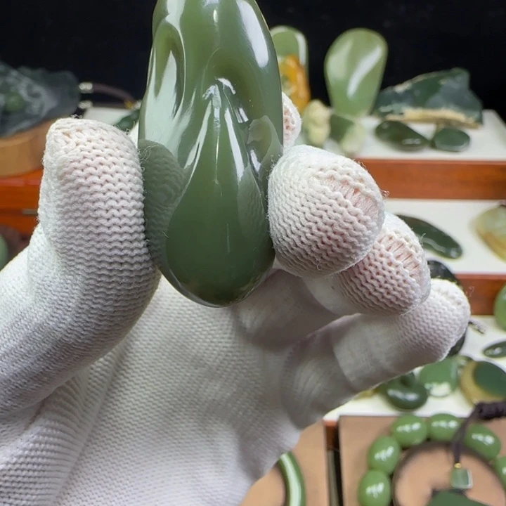 缘***哥颈饰未镶嵌岫岩河磨玉（透闪石质玉）