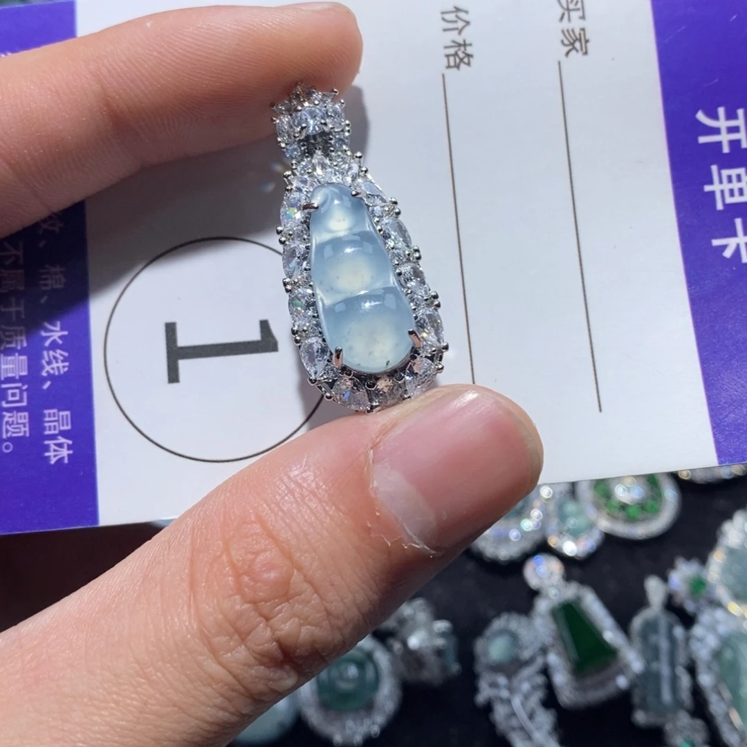 一***精翡翠未镶嵌颈饰翡翠