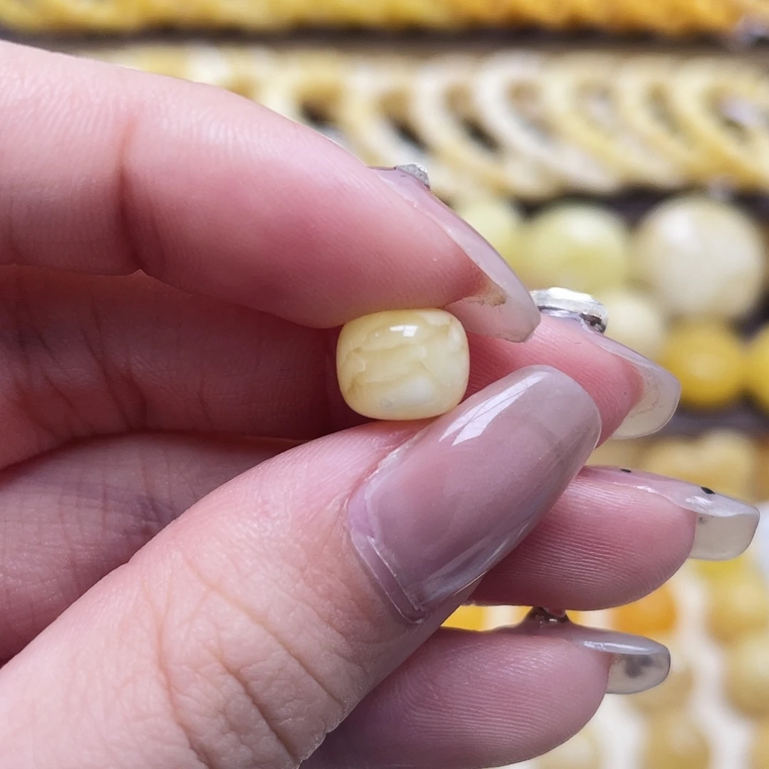 琥珀未镶嵌裸石9*7.3mm老型瑕