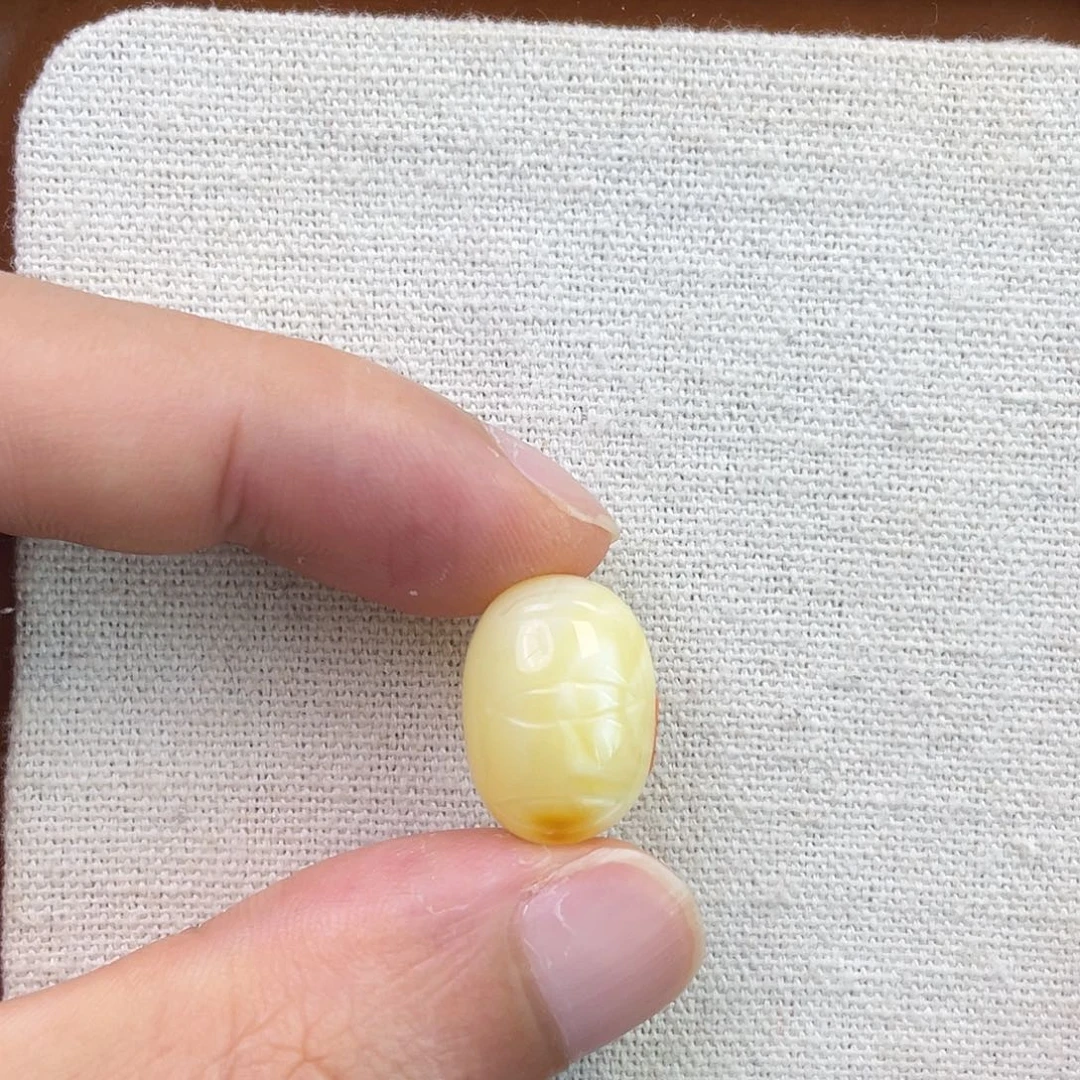 裸石琥珀未镶嵌白面包