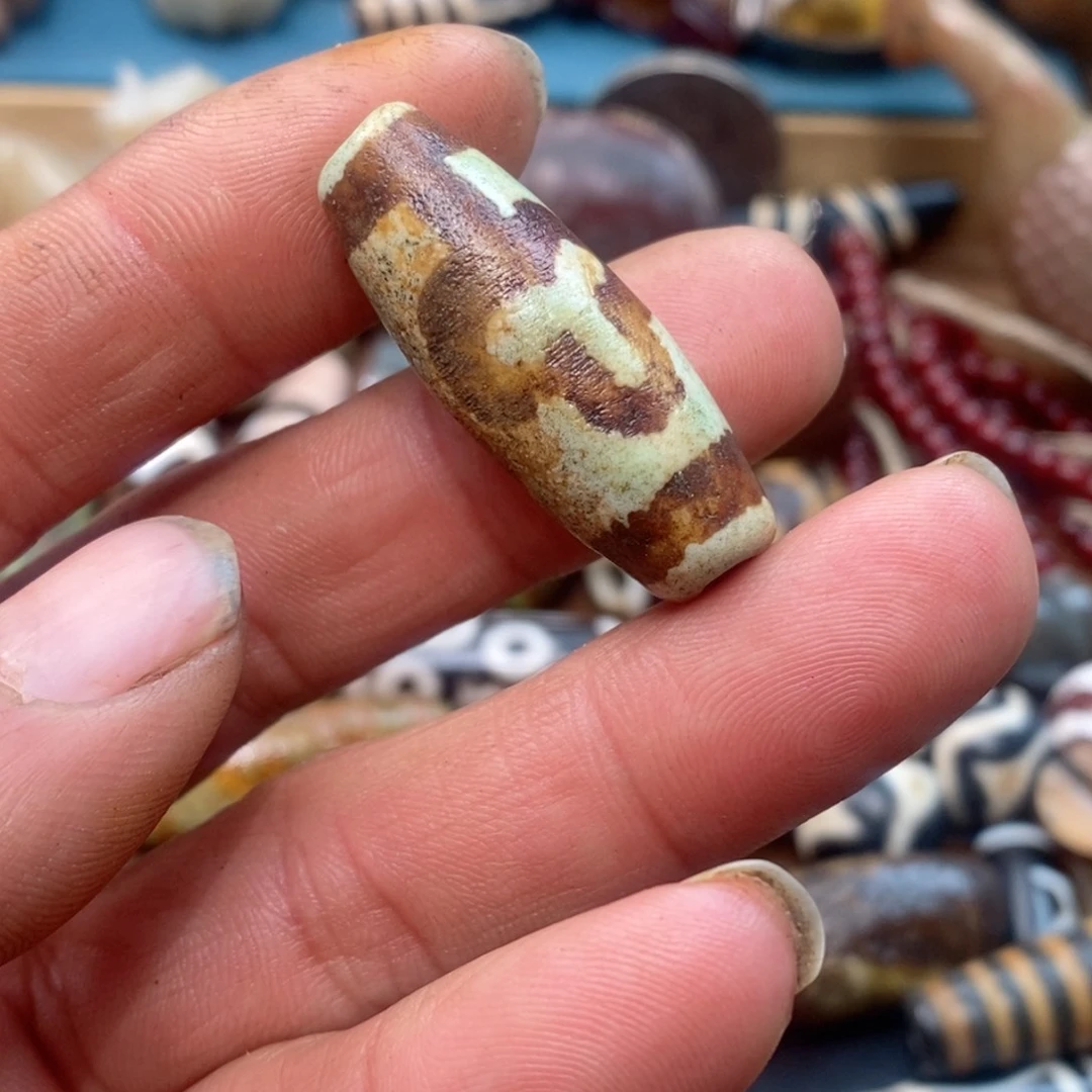DIY琉璃珠子的颜色是蓝色和