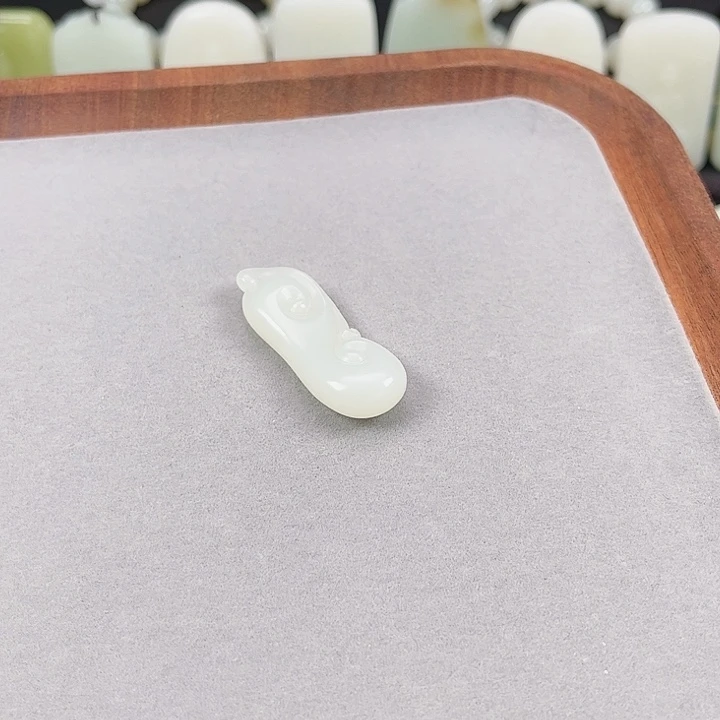 稳***狗和田玉未镶嵌颈饰