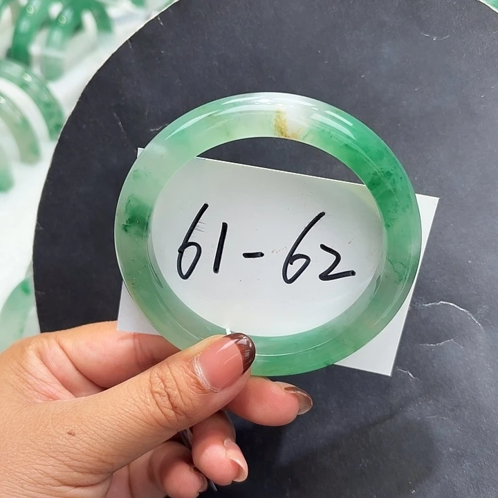 未镶嵌手镯石英质玉（非洲翠）