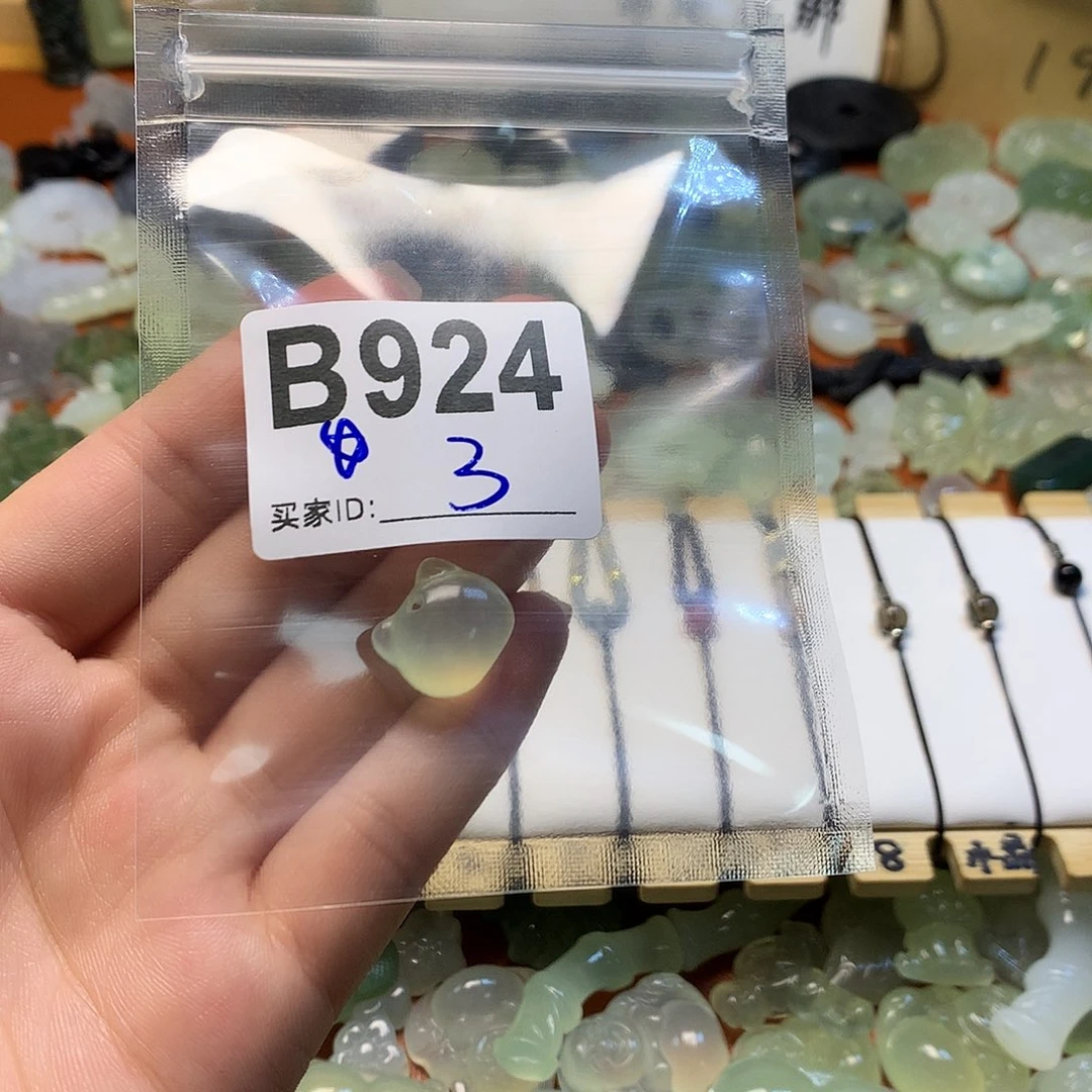 蛇纹石玉颈饰合金略**～