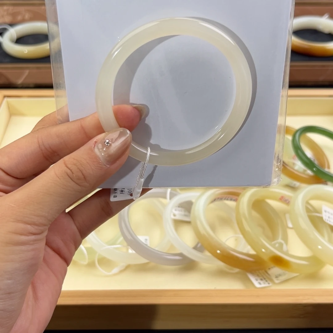 和田玉未镶嵌手镯有微瑕