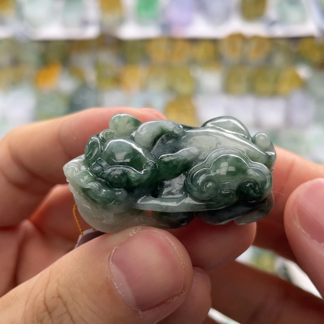 仲***七翡翠未镶嵌颈饰貔貅