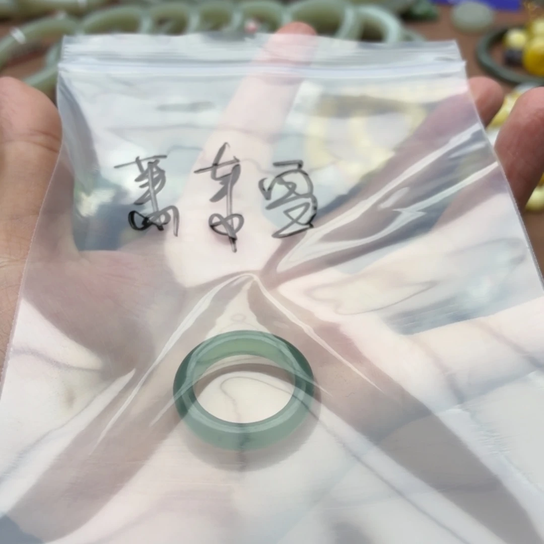 萧***雪和田玉未镶嵌手串