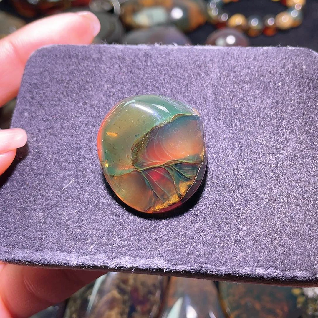 琥珀裸石未镶嵌。