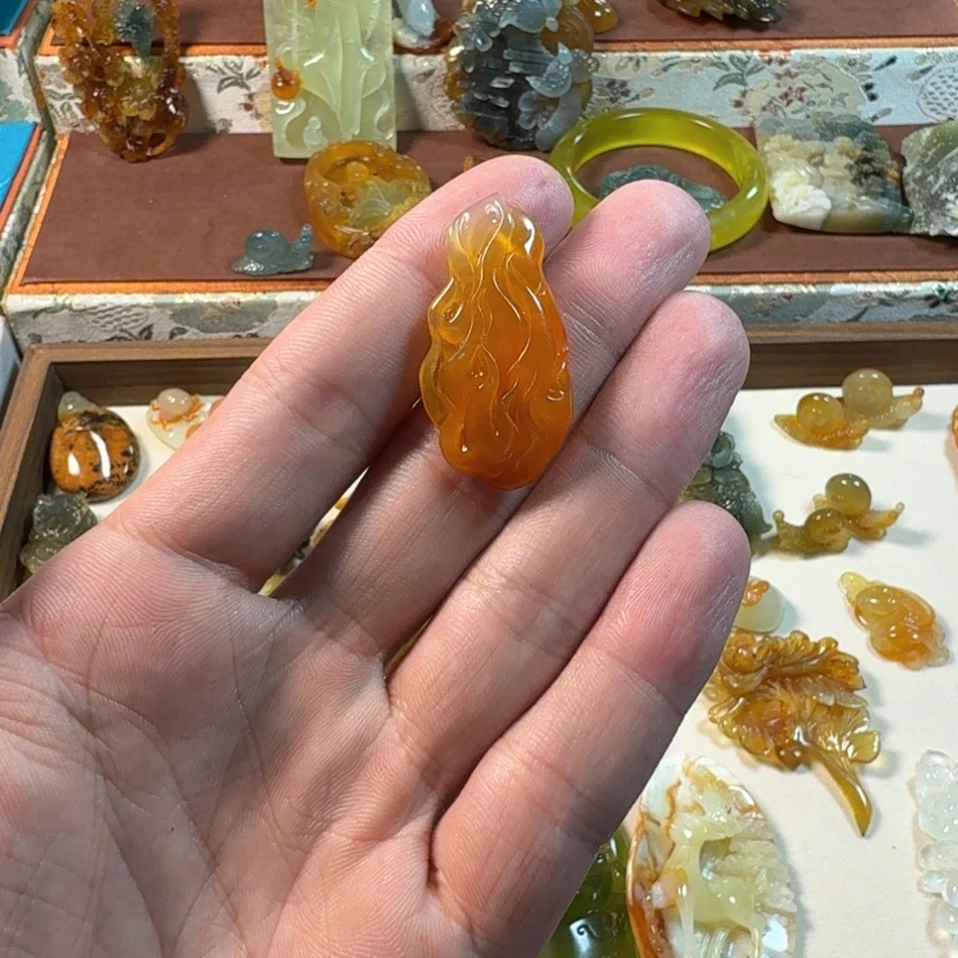 如***子未镶嵌蛇纹石玉颈饰