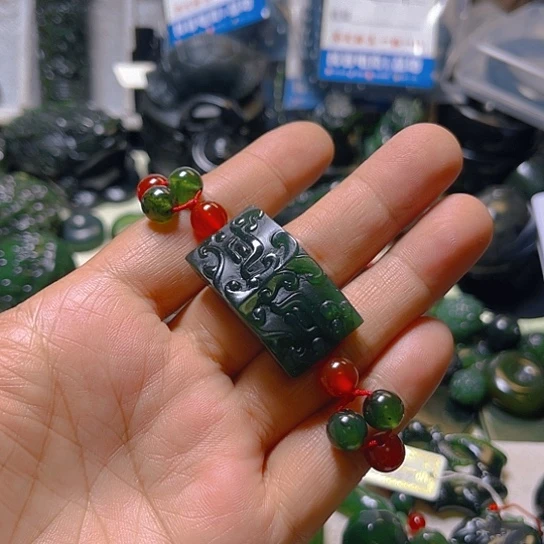 蛇纹石玉颈饰未镶嵌强*?