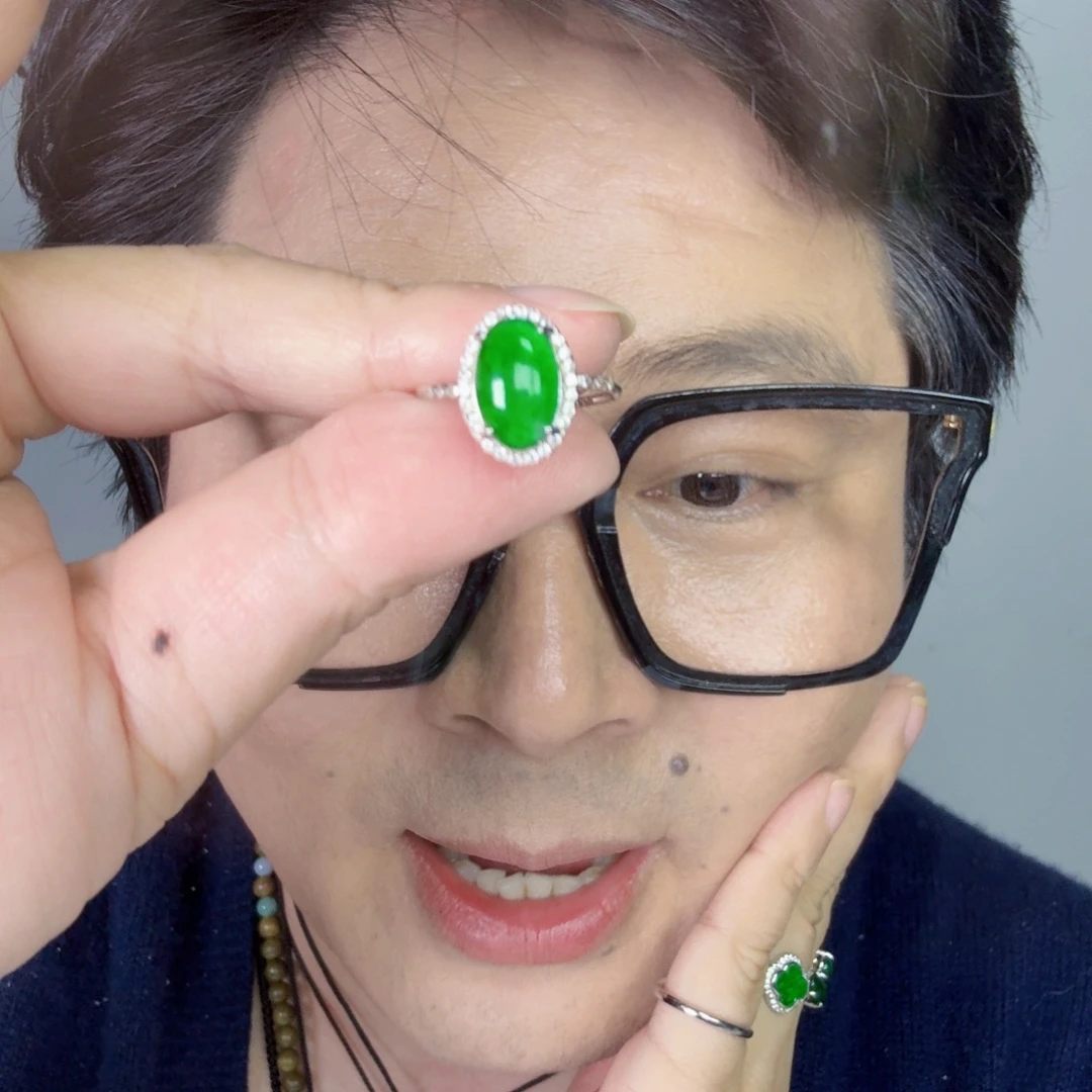 翡翠未镶嵌颈饰一件