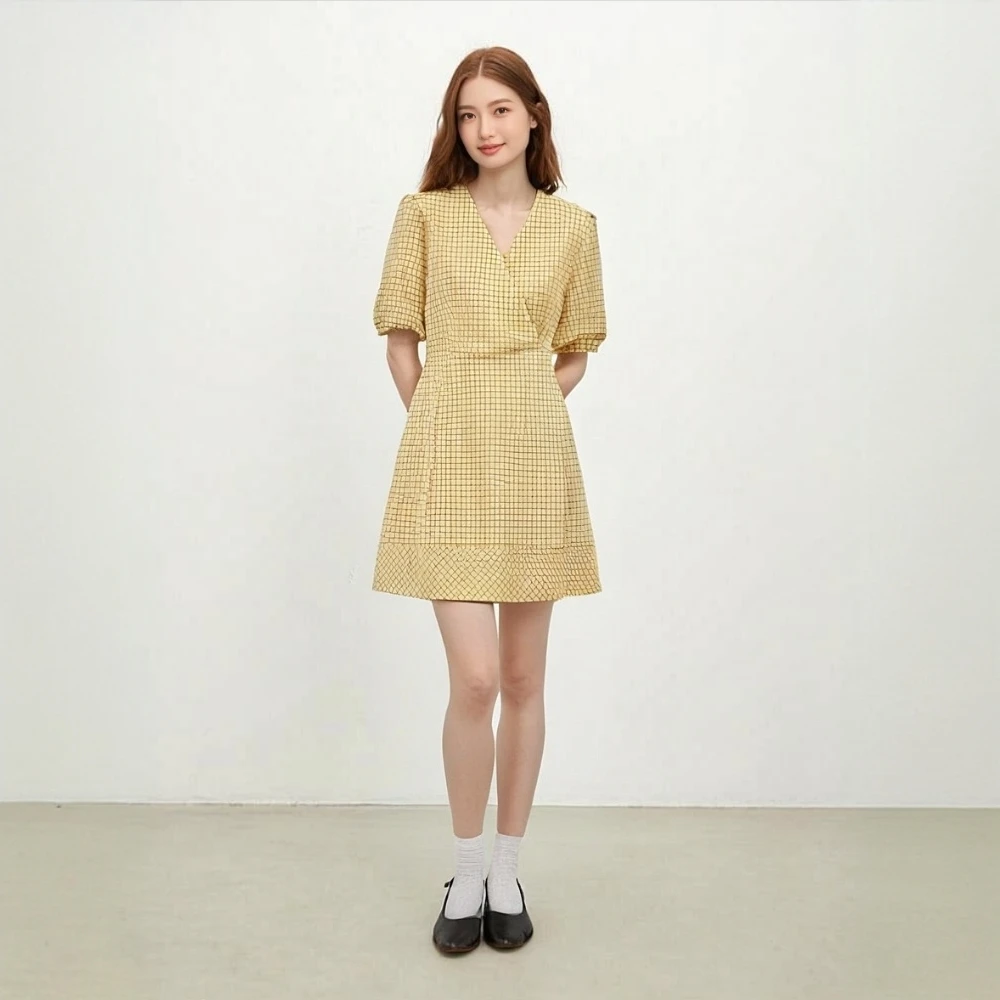 A爱居兔夏黄色格纹V领泡泡袖宽松短袖连衣裙女EQLBJ2M077A