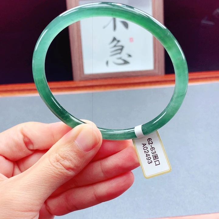 未镶嵌手镯翡翠圆镯
