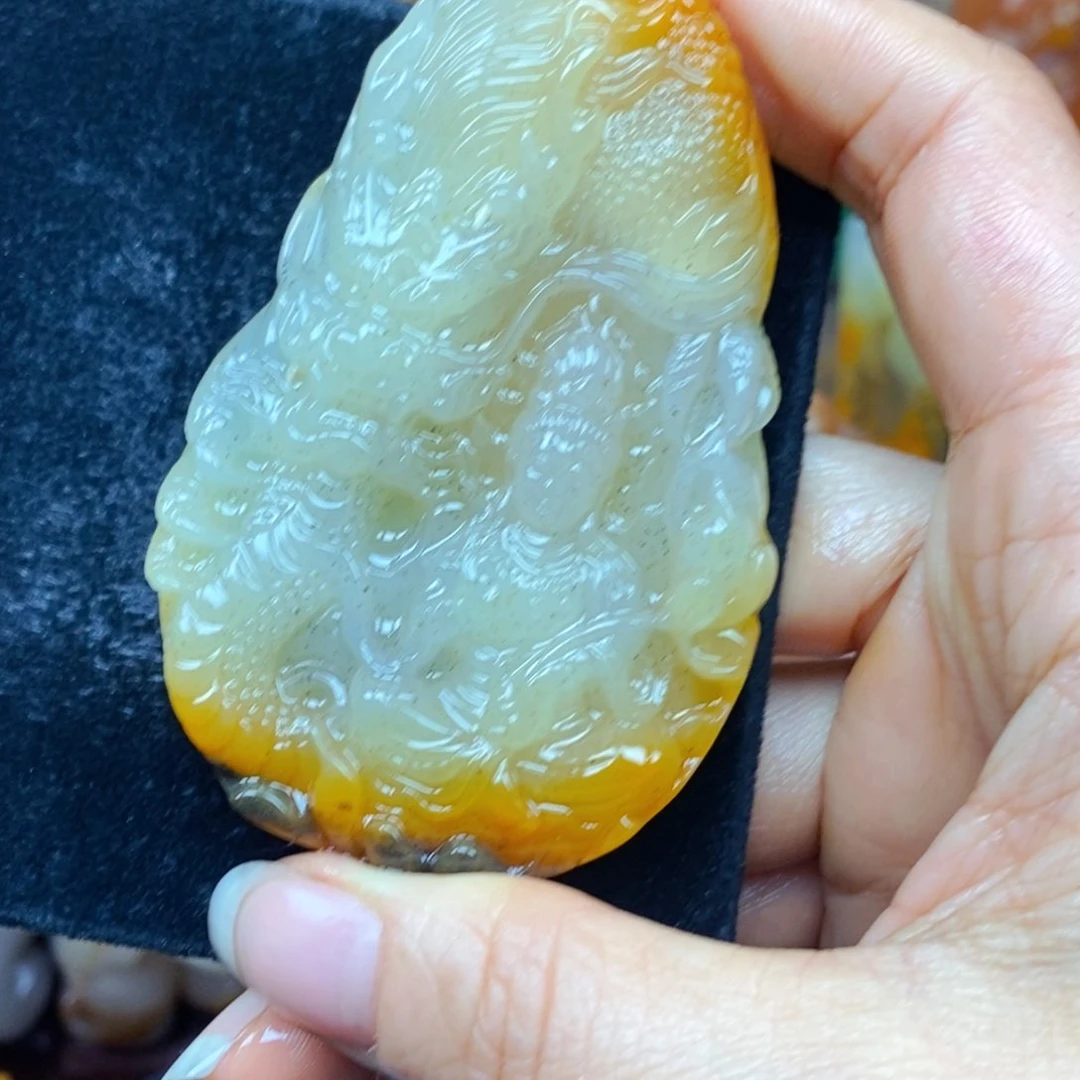 未镶嵌石英质玉（黄龙玉）颈饰