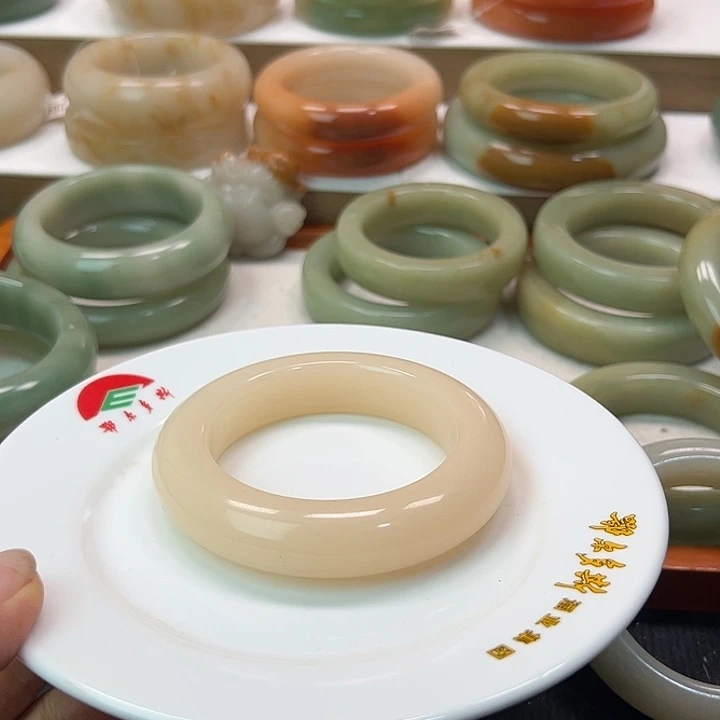 未镶嵌手镯石英岩玉