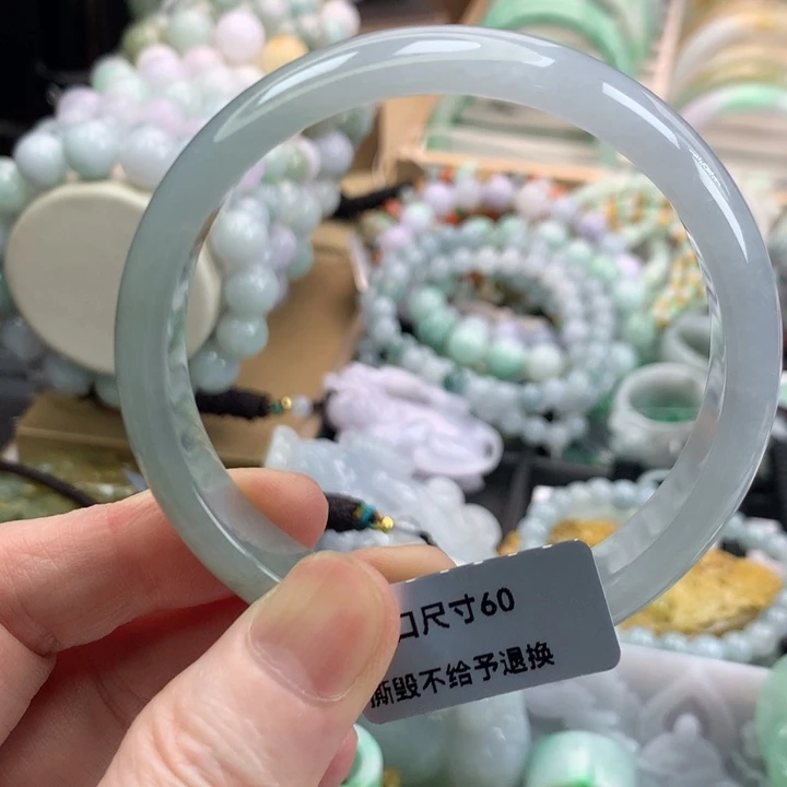 翡翠手镯未镶嵌吊坠