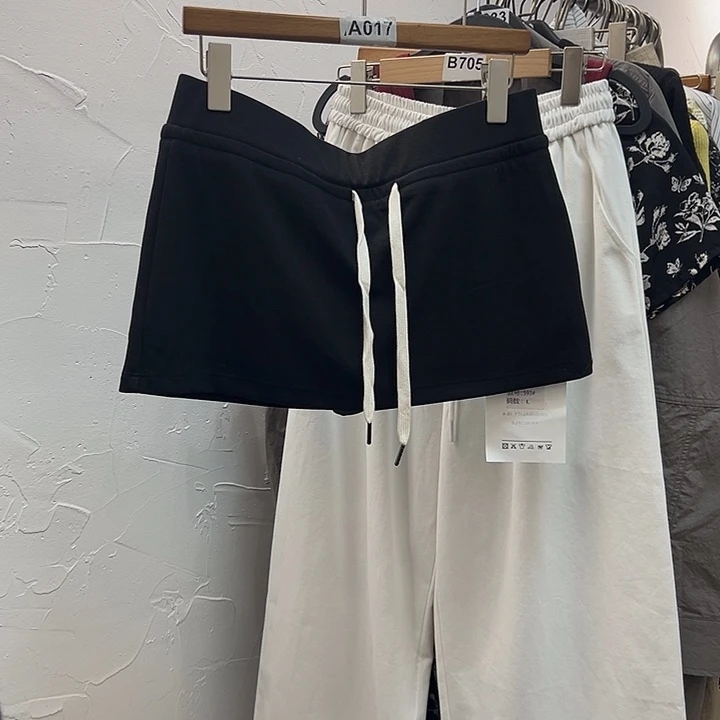 ＨＵ 正版。黑色短裙 L