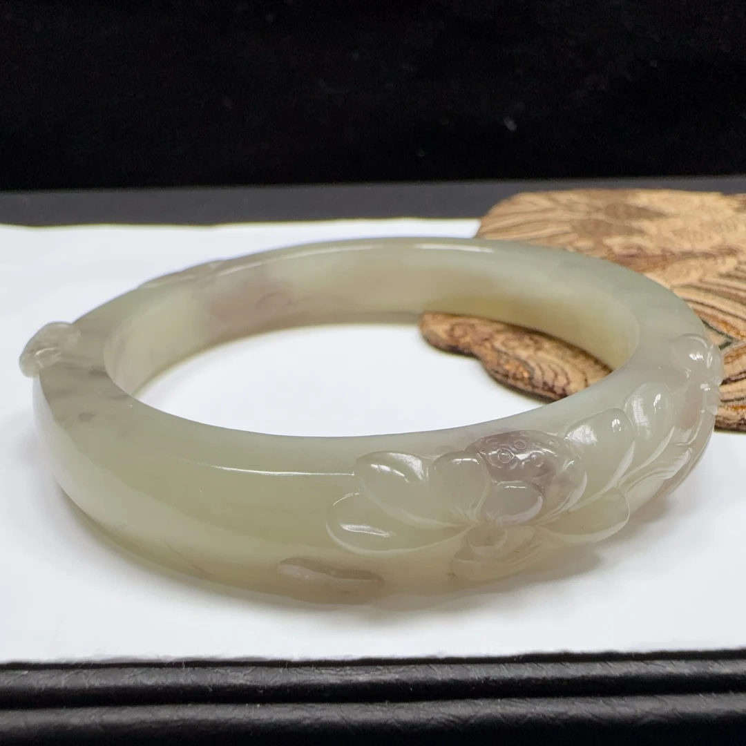 【伟伟鉴定】和田玉 雕花 荷荷美美 正圈镯子60+ 12/8 俏色巧雕