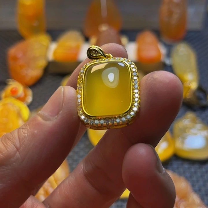 浅***浅未镶嵌旦面石英质玉