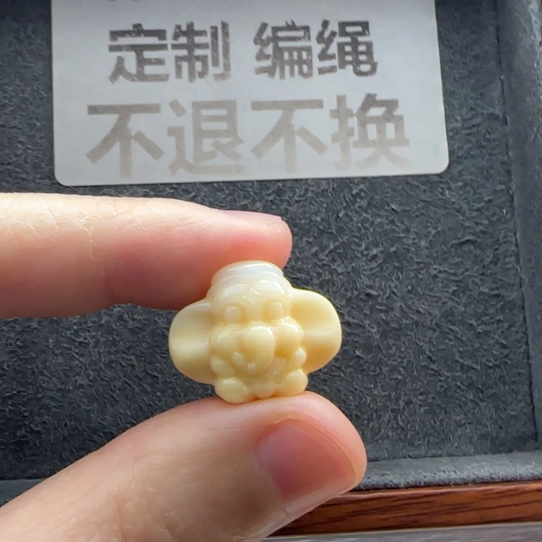 未镶嵌配饰石英质玉（缅黄）