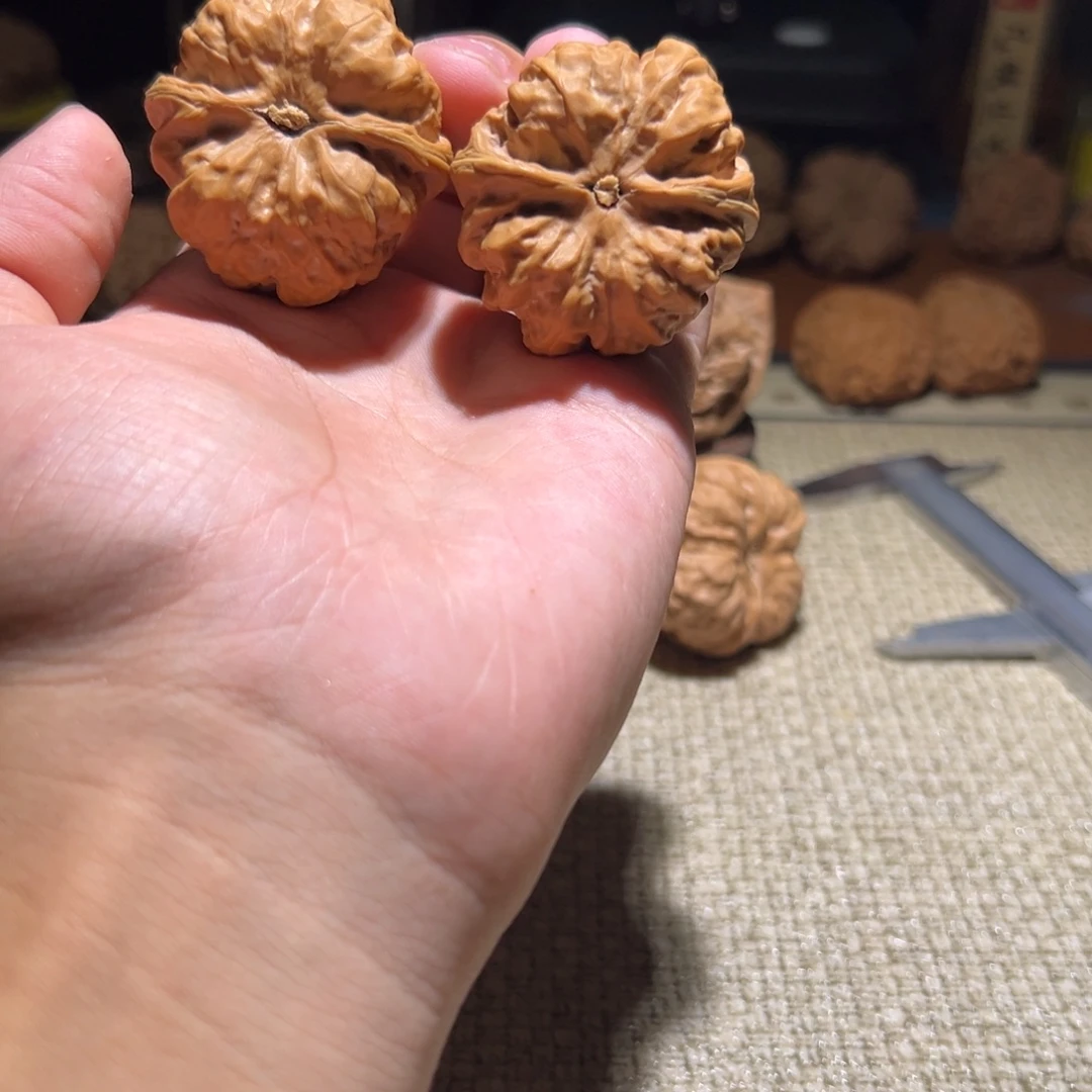M***e吊坠文玩核桃山地娃