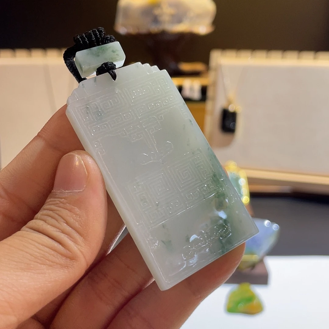 翡翠未镶嵌颈饰无事牌