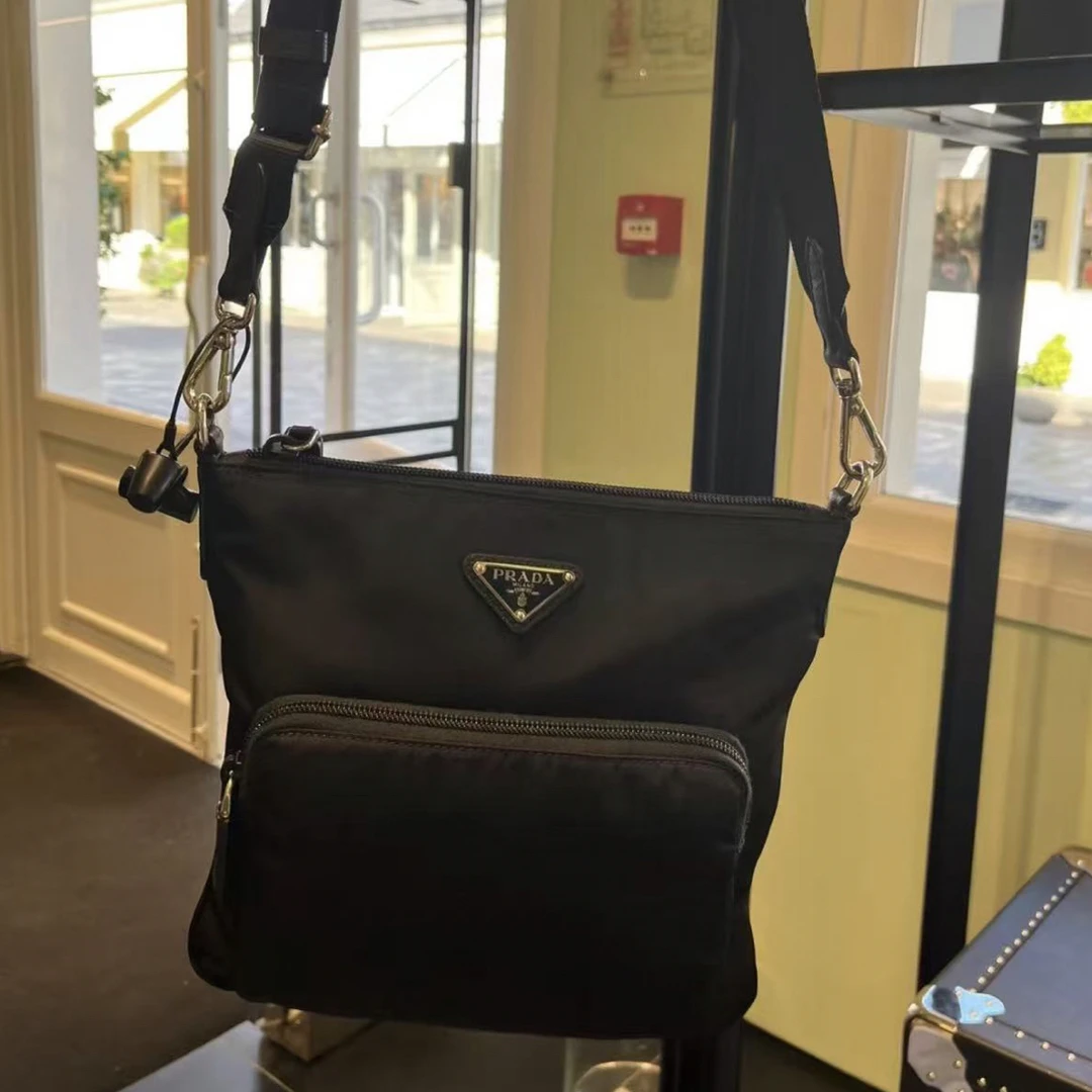 95新 Prada/普拉达 黑色尼龙降落伞单肩斜挎包