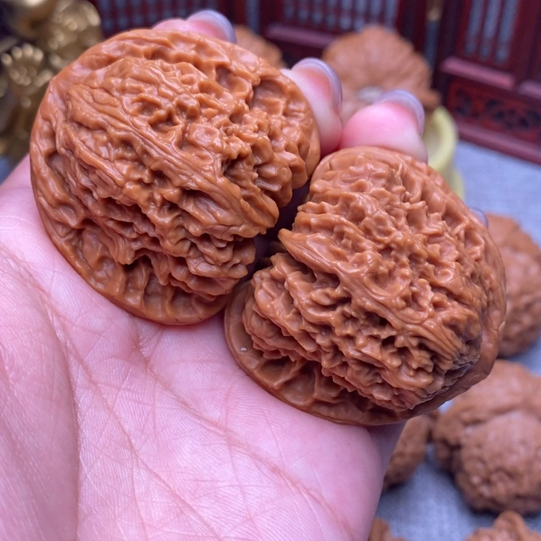 文玩核桃把件毕业红皮凹底三角疆44
