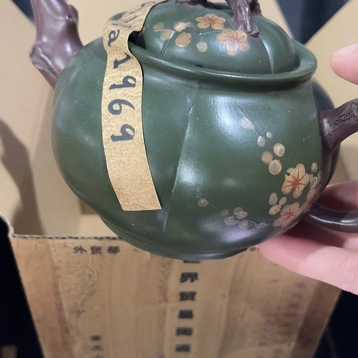 茶壶紫泥原矿泥料手工制作的一把紫砂壶。